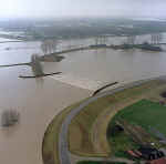 Pannerdense overlaat bij Groene Rivier in werking bij hoogwater 